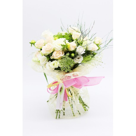 Ramo flores variadas en tonos blancos y cremas