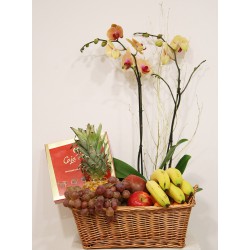 Cesta con fruta, caja de bombones, orquídea